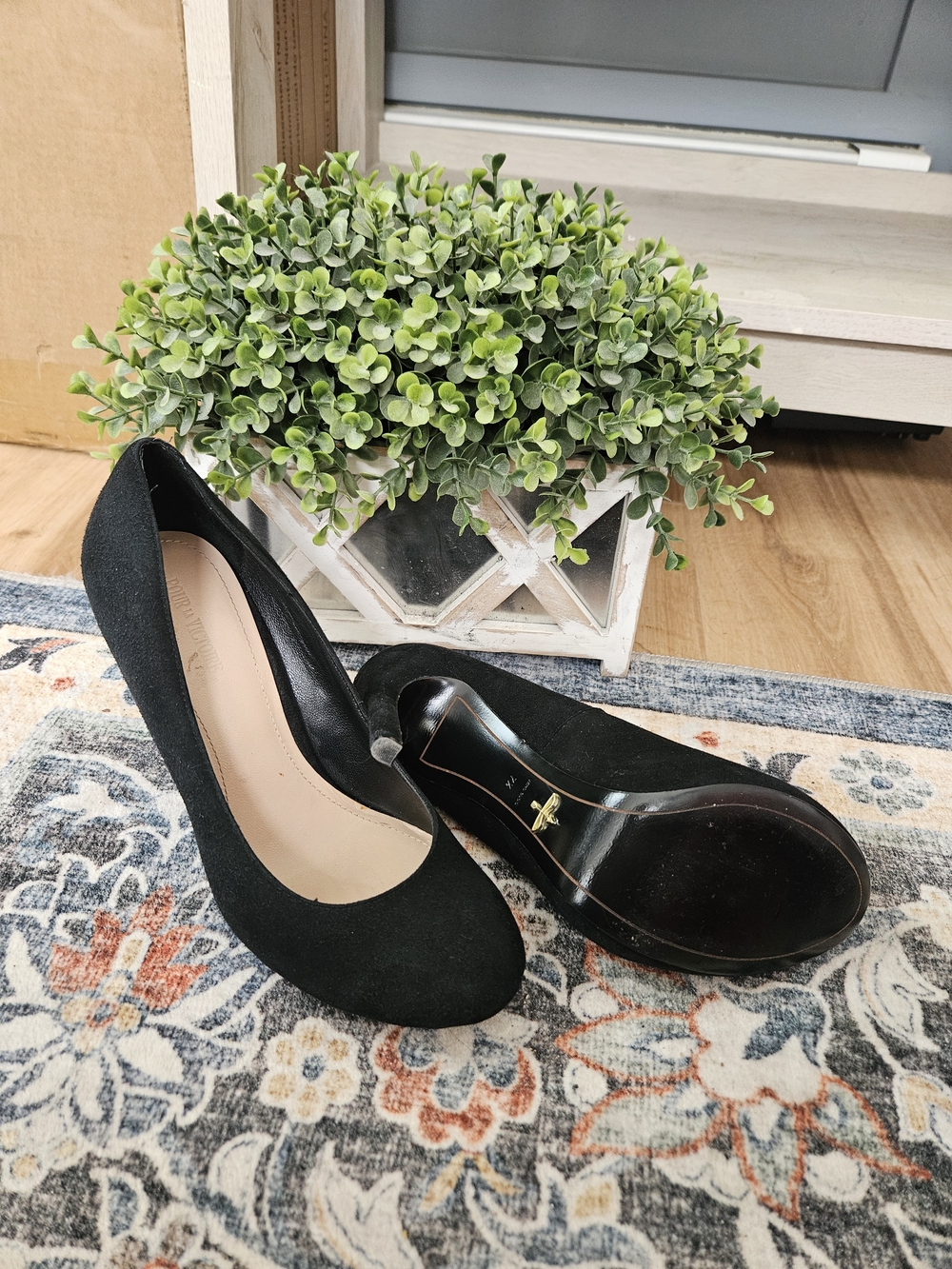 Pour La Victoire Sleek And Sexy Black Suede Round-Toe Pumps Size 7.5